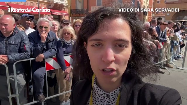 Carlo e Camilla a Ravenna, piazza del Popolo piena di bandierine