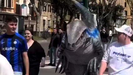 Un dinosauro a passeggio a Roma: ecco la mascotte dell'Earth Day e del Villaggio della Terra