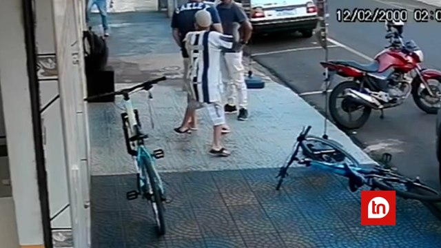 Vídeo mostra empresário pai de dez filhos sendo morto a facadas pelas costas no Paraná