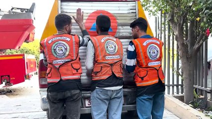 مسعف في غزة يخاطر بحياته لإنقاذ مصاب بعد غارة إسرائيلية