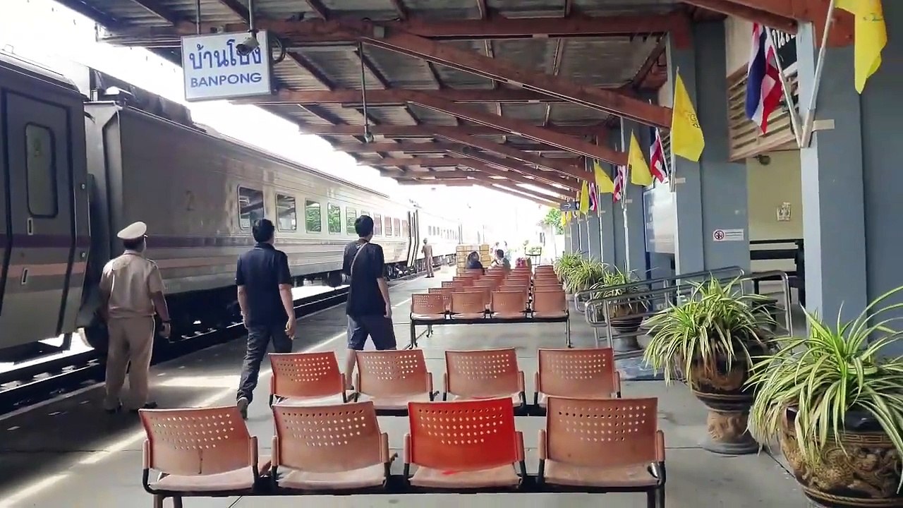 รถจักรHITACHI4521 ทำขบวนรถด่วนพิเศษทักษิณารัถย์ 32 จอดบ้านโป่ง thaksinarath special express train32