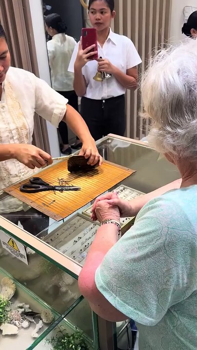 The process of opening pure sea pearls in a jewelry store
