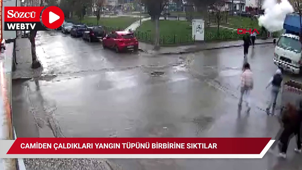 Camiden çaldıkları yangın tüpünü birbirine sıktılar; bayılan arkadaşına gaz sıkmaya devam etti