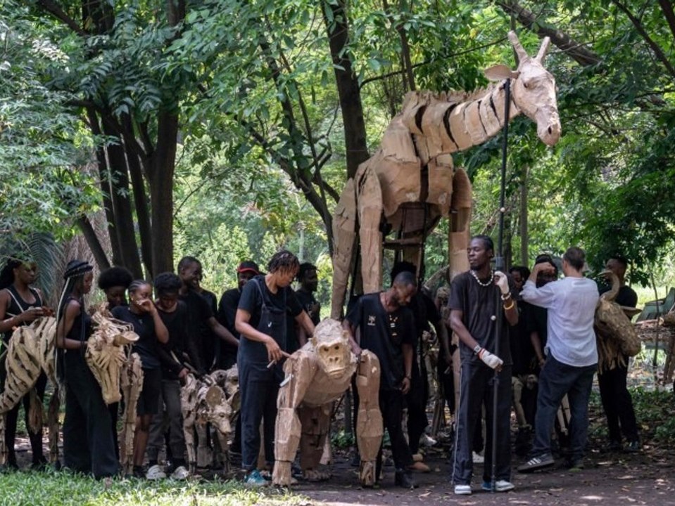Lebensgroße Tiermarionetten laufen 20.000 Kilometer