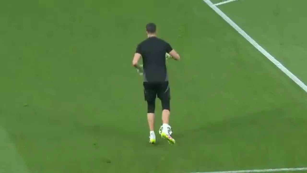 Los franceses recibieron a "Dibu" Martínez con una lluvia de silbidos e insultos