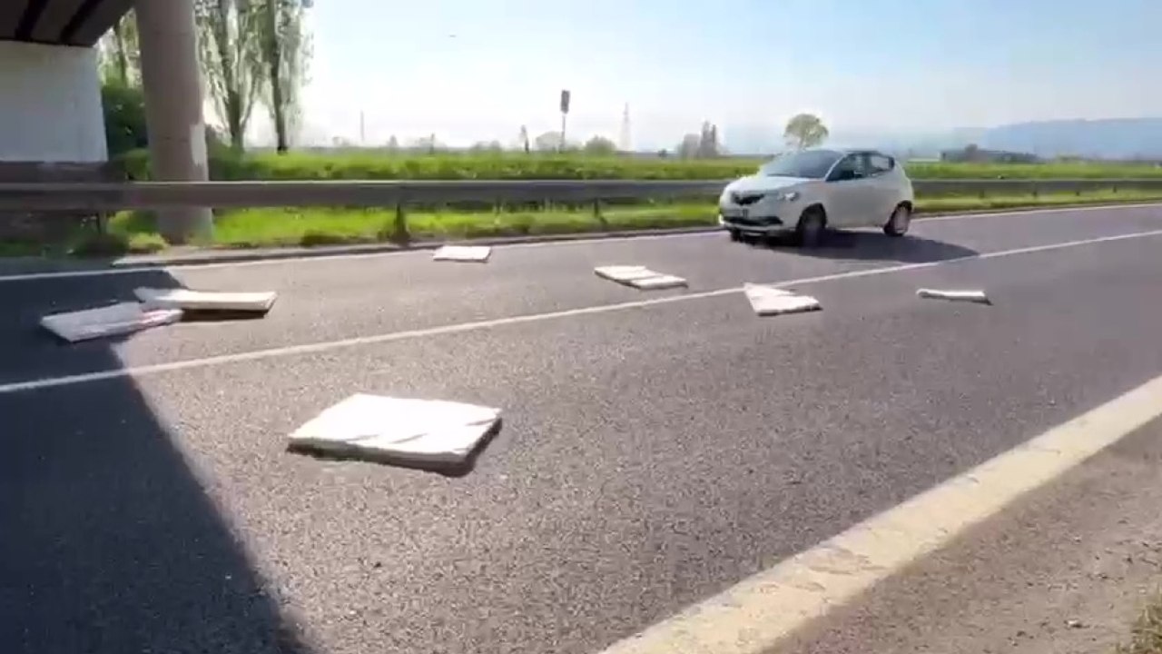 Treviso, camion perde carico di pannelli e le auto danzano sulla strada