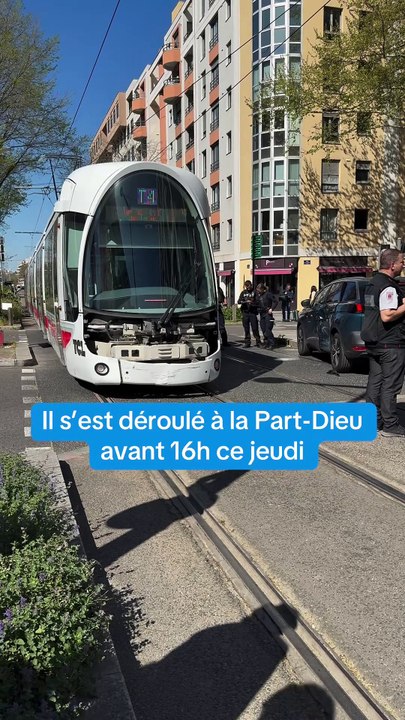 Un accident entre un tramway TCL et une voiture à Lyon