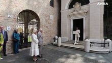 Carlo e Camilla in visita alla tomba di Dante a Ravenna
