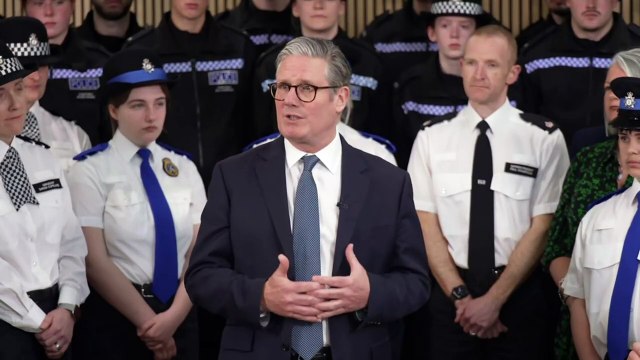 Starmer pledges 3,000 new neighbourhood police officers