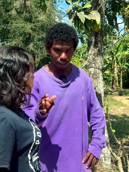 Mujeres se rien de su amiga por sus zapatos roto    El Haitiano Compale