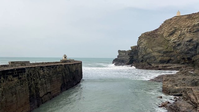 Waves approaching Portreath harbour in Cornwall - Video by Andrew Townsend