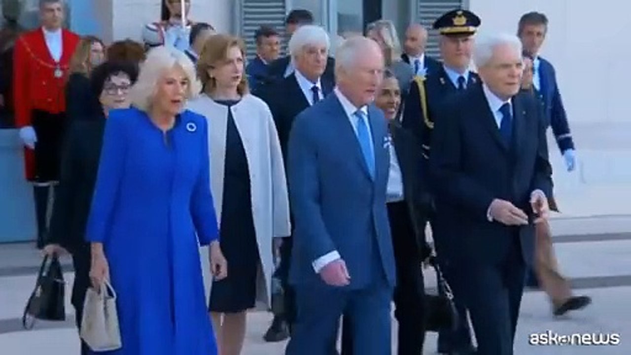 Le Frecce Tricolori nel cielo di Ravenna salutano re Carlo III e la regina Camilla