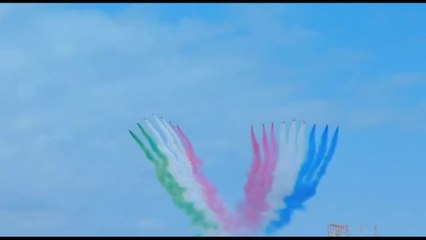 Le Frecce Tricolori nel cielo di Ravenna salutano re Carlo III e la regina Camilla
