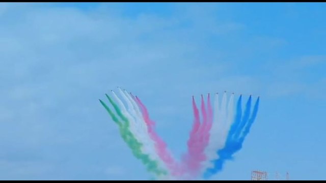 Le Frecce Tricolori nel cielo di Ravenna salutano re Carlo III e la regina Camilla