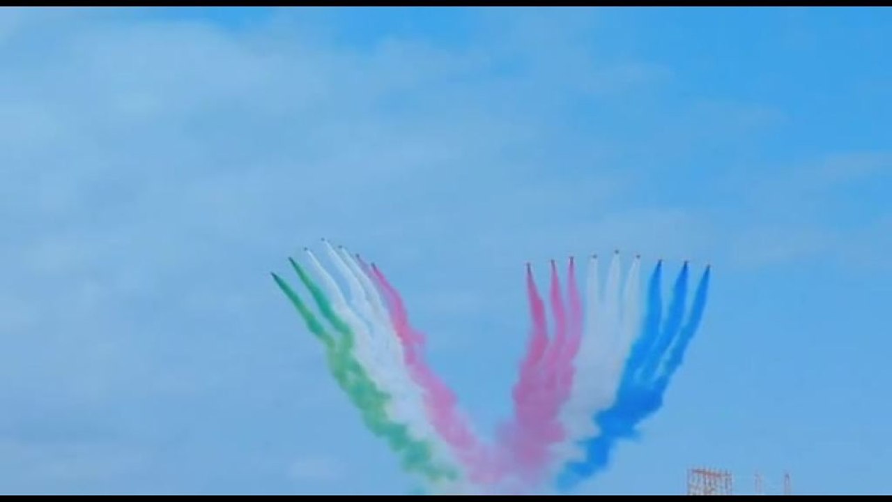 Le Frecce Tricolori nel cielo di Ravenna salutano re Carlo III e la regina Camilla