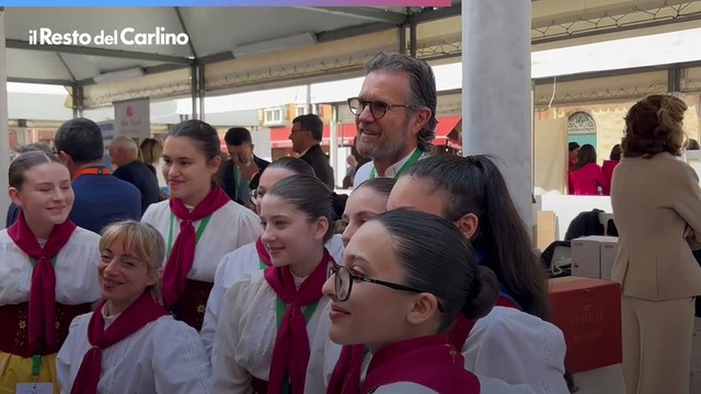 Gli stand enogastronomici in piazza per Carlo e Camilla, c'è anche Carlo Cracco