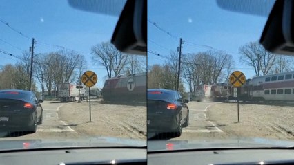 El momento en que un tren se lleva por delante un camión arrollándolo
