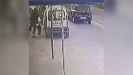 Il video del rapimento del 15enne a San Giorgio a Cremano: il ragazzino incappucciato e trascinato con la forza in auto