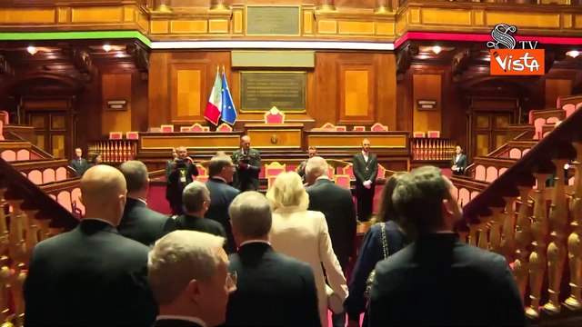 La Russa consegna in Senato la martinella , la campanella di Palazzo Madama, ai Reali d'Inghilterra