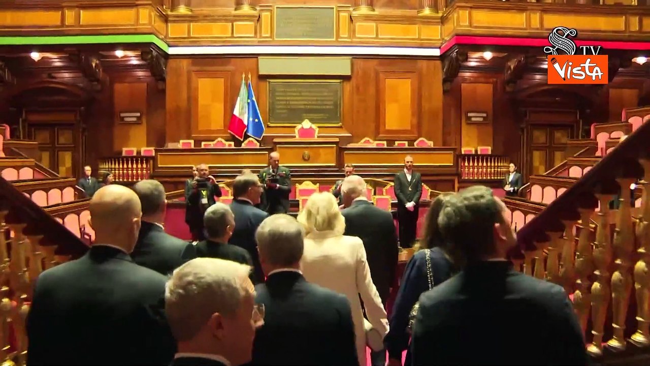 La Russa consegna in Senato la "martinella", la campanella di Palazzo Madama, ai Reali d'Inghilterra