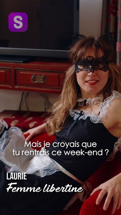 Elle m'attend en soubrette dans le salon partie 1
