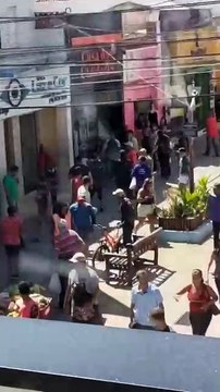 Homem armado com facão assusta pedestres em município da Bahia; assista