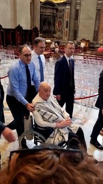 El momento en que el Papa visita por sorpresa la Basílica de San Pedro