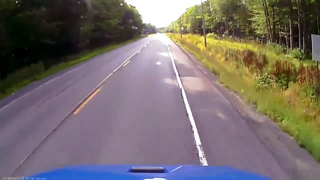 Ce conducteur évite une voiture de justesse... Beau réflexe