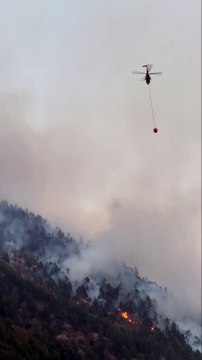 Prato allo Stelvio, la lotta alle fiamme con gli elicotteri