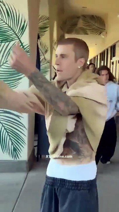 Es tendencia "Justin Bieber" por confrontar a paparazzis gritándoles "Dinero, dinero, dinero, fuera de aquí. Lo único que quieren es dinero".