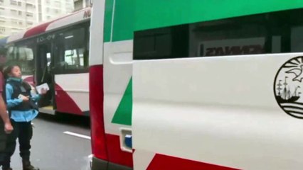 Flores: atacaron con piedras a un colectivo y el chofer tuvo que ser internado por las heridas