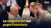 El papa reaparece por sorpresa visitando la basílica de San Pedro en silla de ruedas, camiseta y con un poncho