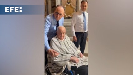 Una nueva sorpresa del papa emociona a un centenar de fieles en la basílica de San Pedro