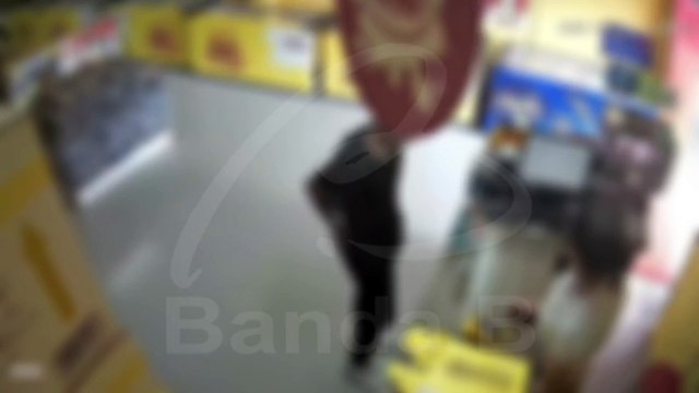 Homem tenta assaltar menor com arma de brinquedo e acaba preso após perseguição policial; veja o vídeo