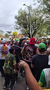 VÍDEO: Nas ruas da Argentina, torcida do Vitória faz a festa com torcedores do Defensa y Justicia; veja