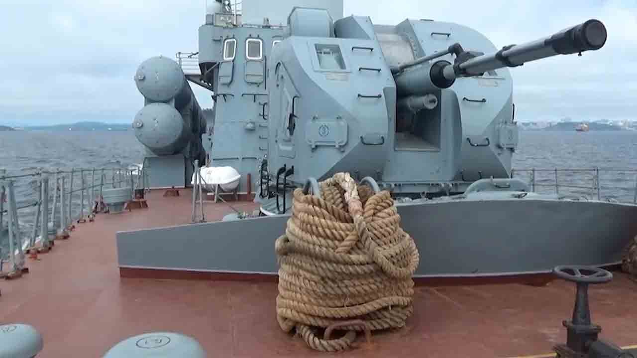 ロシアが本格戦争をシミュレーション：太平洋艦隊のミサイル艇がドローンと敵船を撃破！