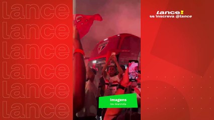 Recepção ônibus São Paulo pela torcida no Morumbis.