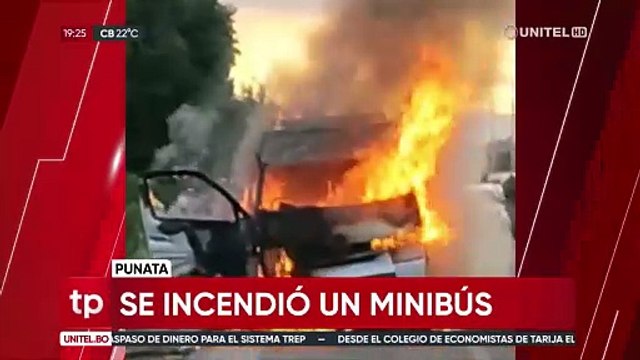 En plena carretera, un vehículo de transporte público ardió en Cochabamba en medio de un conflicto entre choferes