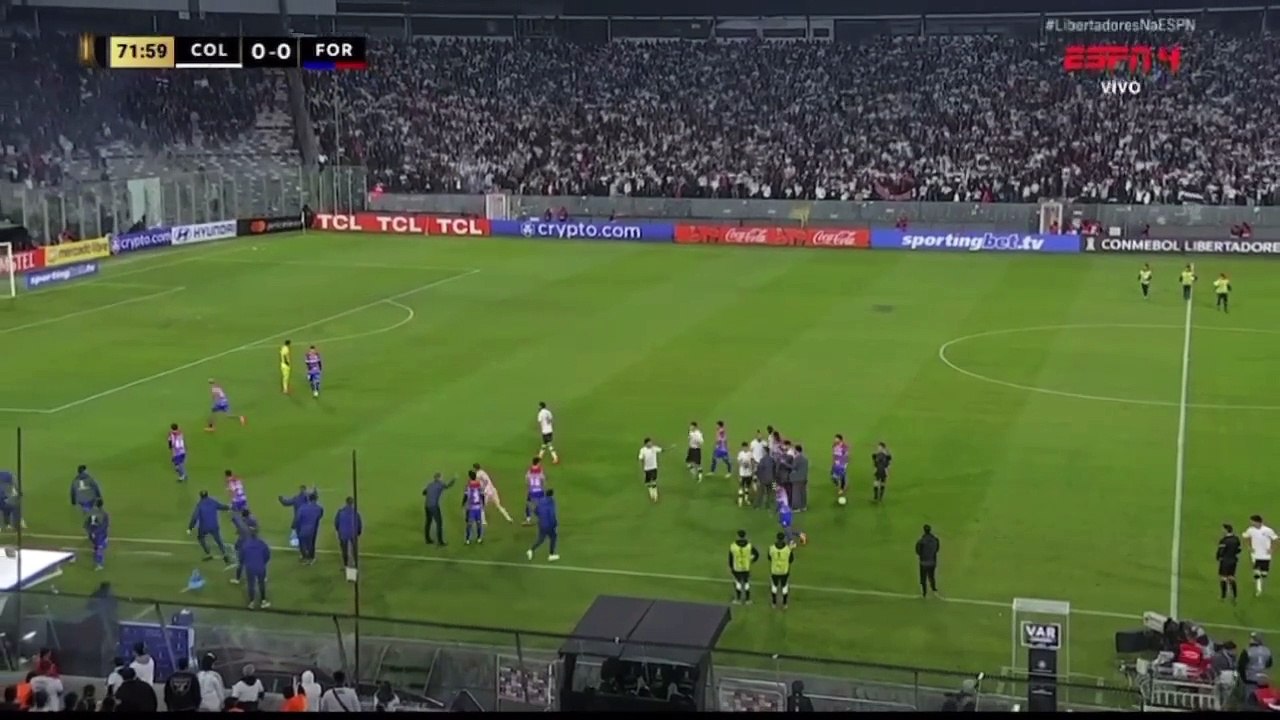 Jogo entre Colo-Colo e Fortaleza é suspenso por brigas e mortes