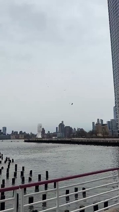 New York : Les terribles images de la chute d’un hélicoptère dans le fleuve Hudson - Six morts dont 3 enfants appartenant à une famille de touristes espagnols qui visitaient la ville