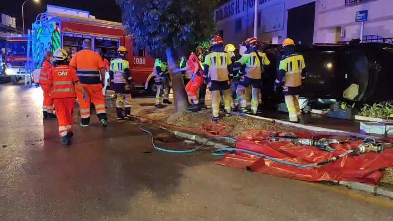 Vídeo de la intervención de los bomberos de Málaga ante el brutal accidente ocurrido en la madrugada de este viernes en Málaga capital.