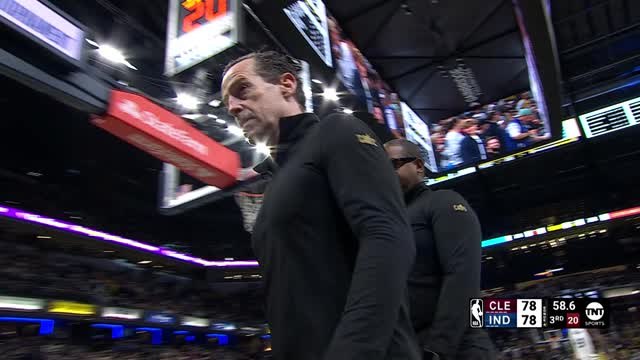 Cavs coach ejected after no foul called on Thompson