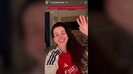 La actriz Anne Hathaway le canta al Arsenal por ganar al Real Madrid tras calentar la previa