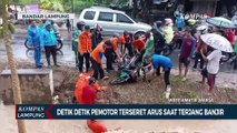 Detik-Detik Pesepeda Motor Terseret Arus Saat Terjang Banjir