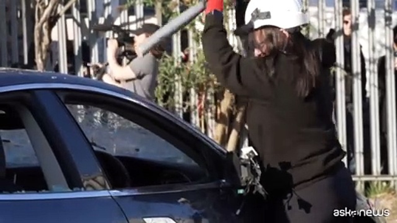 Una Tesla distrutta in una protesta anti-Elon Musk a Londra