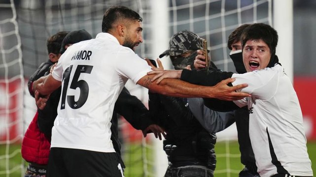 Tragedia in Cile: due morti negli scontri con la polizia, partita sospesa