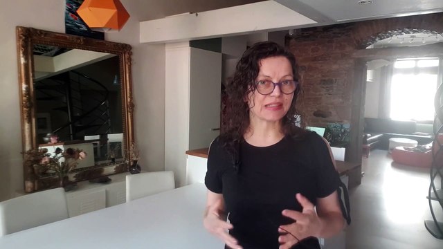 Aménagement de coin repas dans une cuisine ouverte sur salon