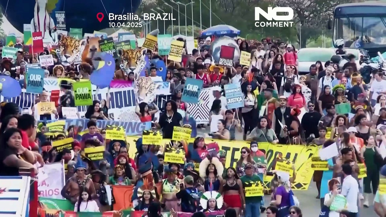 Marcia indigena a Brasilia per chiedere diritti sulle terre e azione per il clima