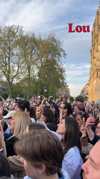 Concert surprise de Vianney au pied de Notre Dame de Paris