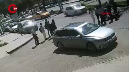 Kaza kamerada: Eteği zincire takılınca motosiklet devrildi!